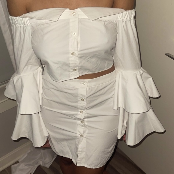 Selling a short white dress. - Picture 1 of 5